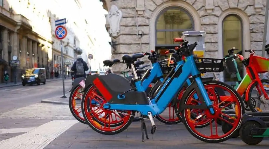 E-Bike and Public Transportation: A Blessing or Curse for Cities? 9 E-Bikes in European Cities